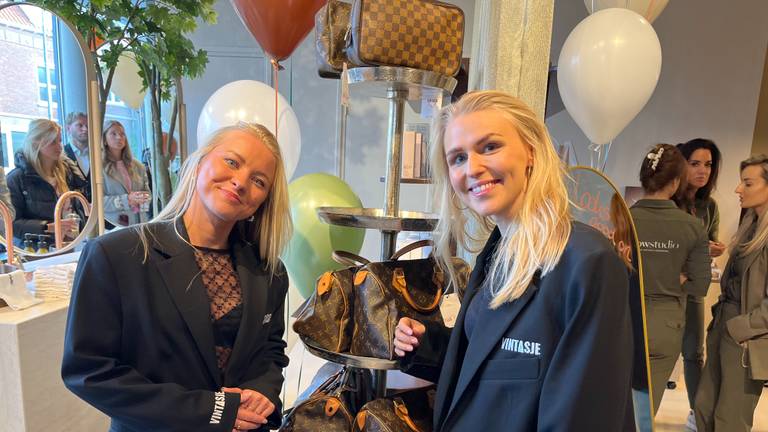 Cilla(L) en Bo (R) tijdens hun pop-up store in Eindhoven (foto: Floortje Steigenga).
