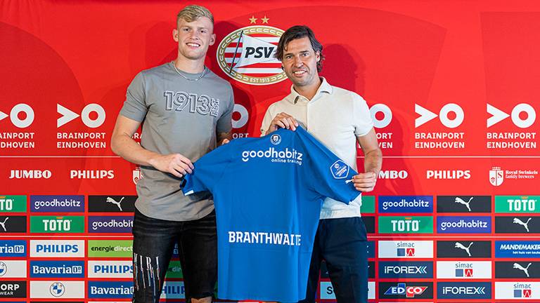 Jarrad Branthwaite naast John de Jong (Foto: PSV). 