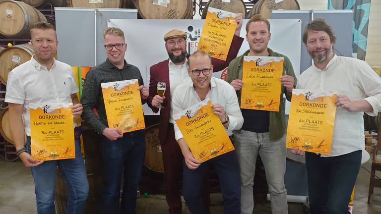 Dennis Kort (met pet) is Nederlands Kampioen biersommelier