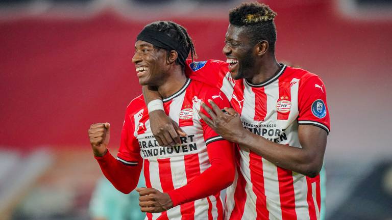 Noni Madueke (links) en Ibrahim Sangaré vieren de 4-0 zege van PSV op ADO (foto: Orange Pictures).