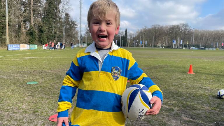 Mats is pas vier maar zit nu al op rugby (foto: Imke van de laar)