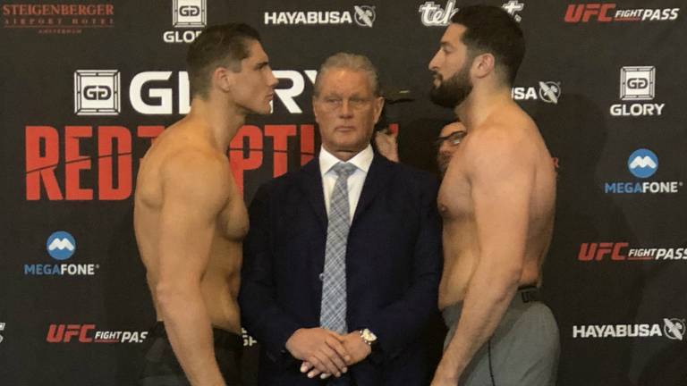 Rico Verhoeven en Jamal Ben Saddik bij hun stare down op Schiphol (foto: Glory).