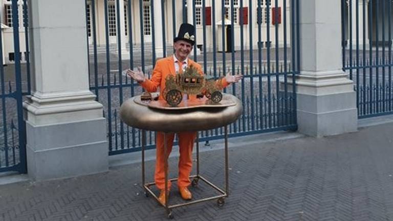 Oranjefan Johan Vlemmix is ook deze Prinsjesdag 'gewoon' in Den Haag (foto: Twitter @jvlemmix).