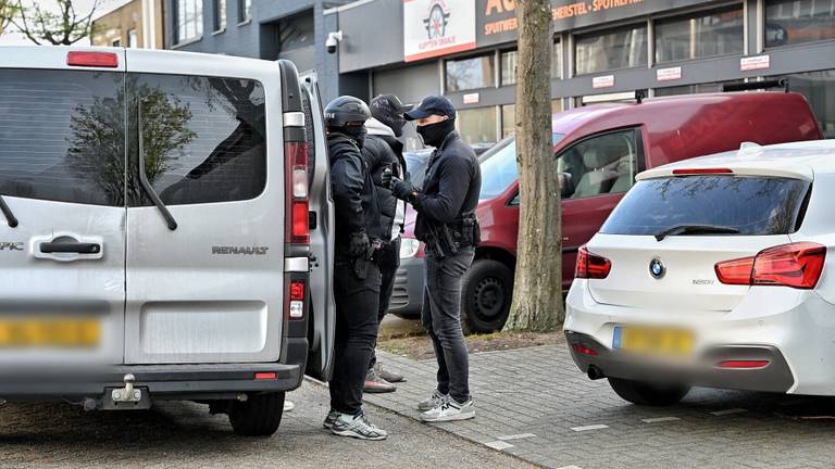 Bij de inval werd iemand aangehouden (foto: SQ Vision).