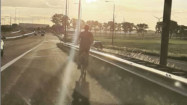 Man fietste over snelweg (foto: wijkagent Drunen via Instagram) 