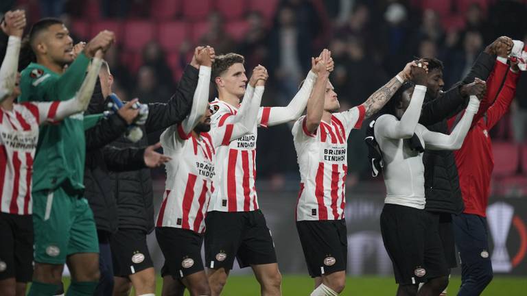 PSV-spelers vieren overwinning (foto: ANP).