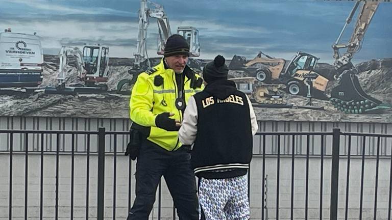 Man wordt aangesproken op verdenking van reizen zonder kaartje op station Maarheeze