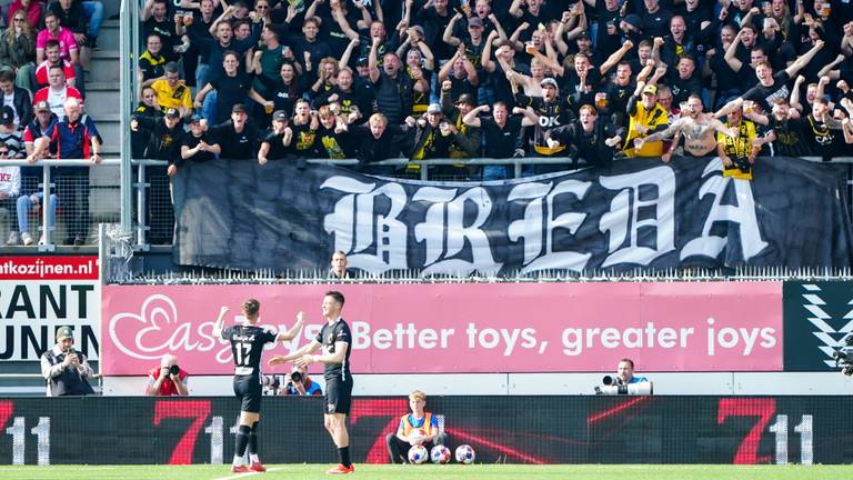 Supporters van NAC juichen na de winst op FC Emmen. (Foto: Andre Weening/Orange Pictures)