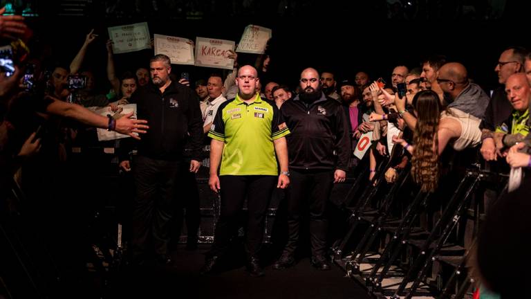 Michael van Gerwen voor zijn opkomst (foto: Steven Paston/PDC).