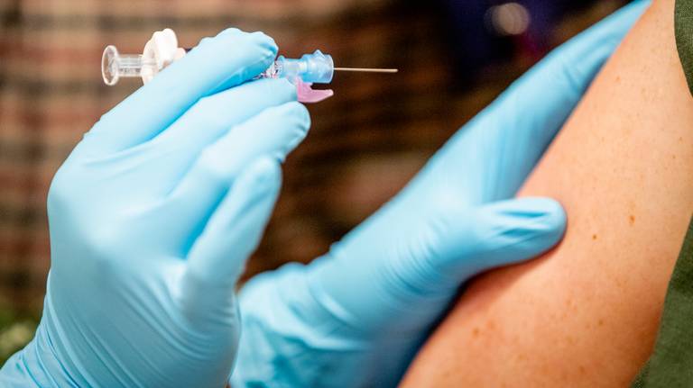 Een vaccinatie (foto: ANP/Sem van der Wal).