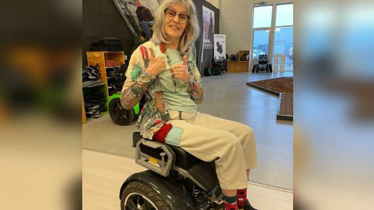 Zjos' moeder in de speciale rolstoel (foto: Zjos Dekker).