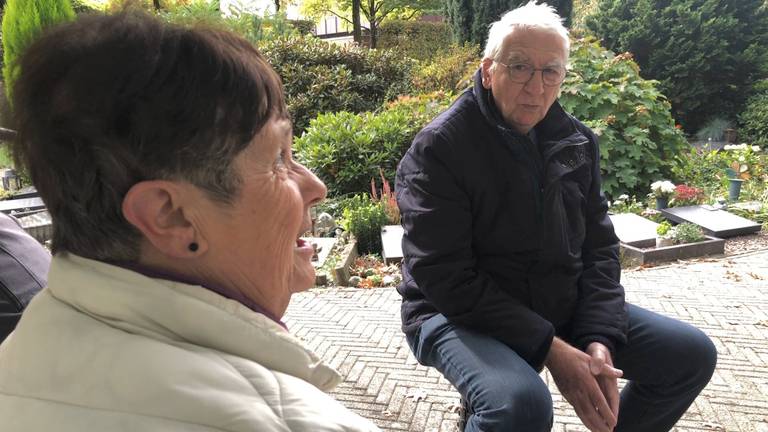 Tonnie en Henk op hun hangplek op begraafplaats Zuylen.