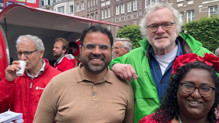 Mohammed Chahim (links) bij de koffiekar in Helmond.