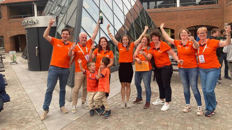 Het Nederlands team werd wereldkampioen bridge. Wietske van Zwol staat helemaal rechts.