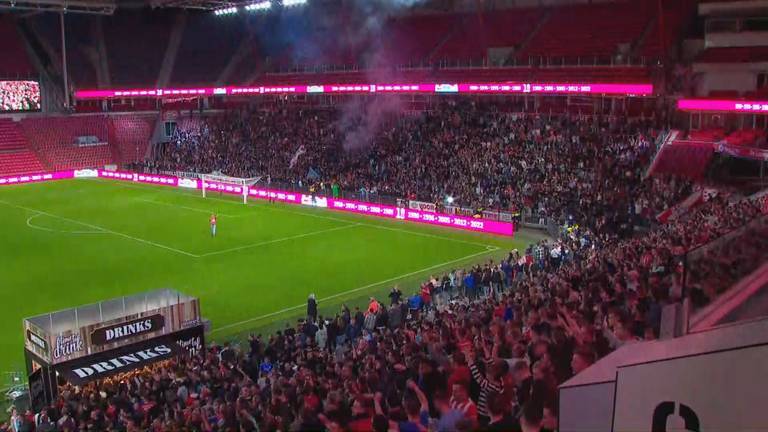 PSV-fans in afwachting van de kersverse bekerkampioenen in eigen stadion.