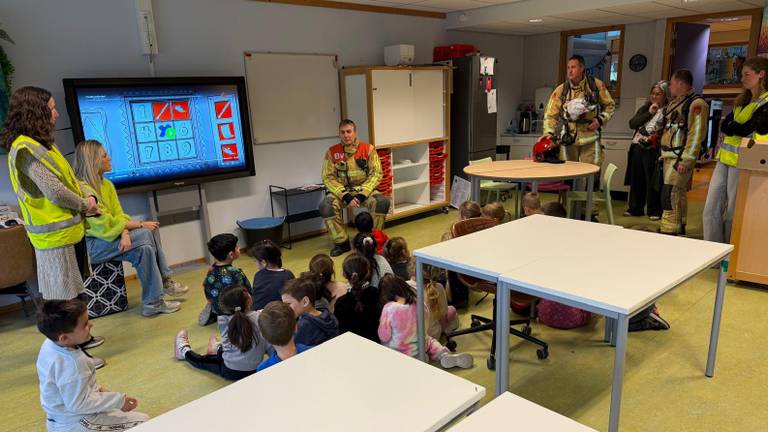 De brandweer geeft uitleg aan de kleuters (foto: de Boschuil).