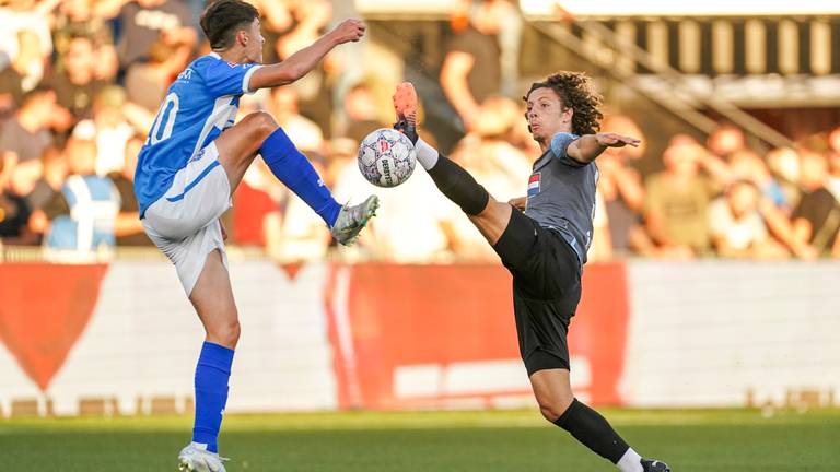 Ryan Leijten (FC Den Bosch, links) in duel met Rodrigo Rego (FC Eindhoven) - Foto: Orange Pictures