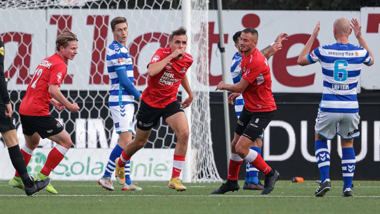 Lance Duijvenstijn (midden, Helmond Sport) viert zijn doelpunt tegen De Graafschap (Foto: Orange Pictures).