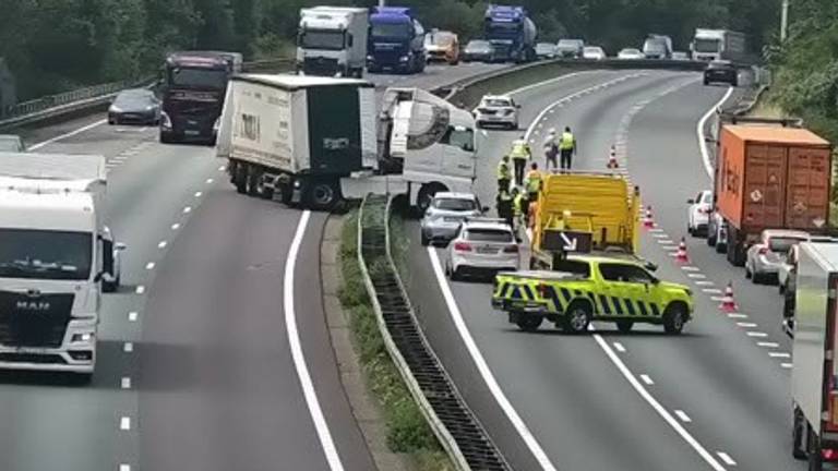 Vrachtwagen schiet door vangrail: A67 tot middernacht dicht 
