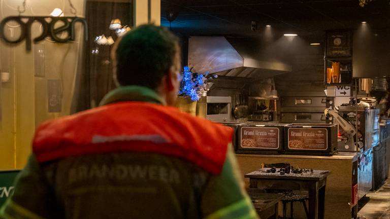 In de pizzeria ontdekte de brandweer drie brandhaarden (foto: Iwan van Dun/SQ Vision).