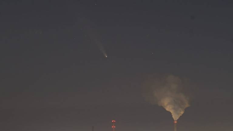 De komeet boven Geertruidenberg (foto: Glenn Aoys).