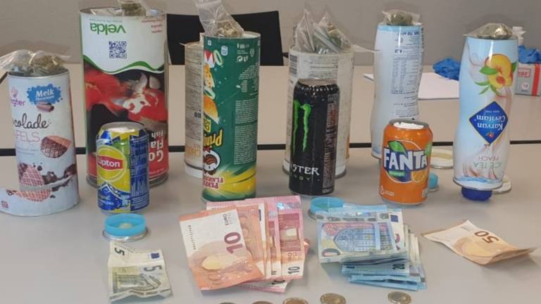 De coke en wiet zat verstopt tussen de verpakkingen (Foto: Politie)