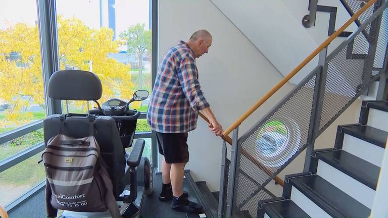 Lift seniorencomplex al 10 dagen kapot, halsbrekende toeren op de trap