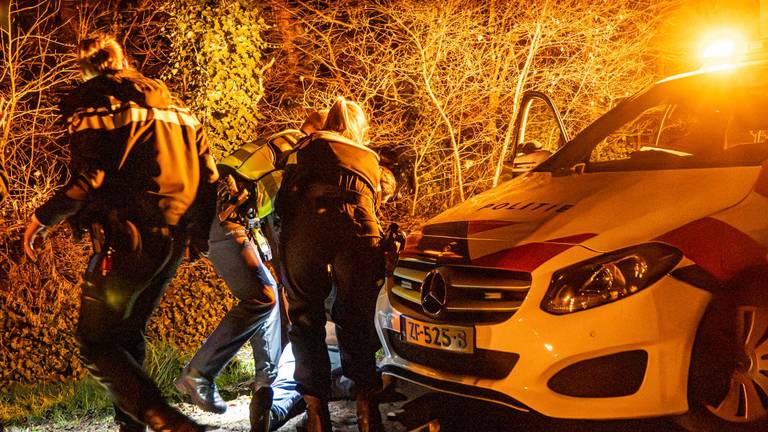 Een man pleegde verzet toen de politie hem na een ongeluk in Bakel naar het politiebureau wilde meenemen (foto: Harrie Grijseels/SQ Vision).