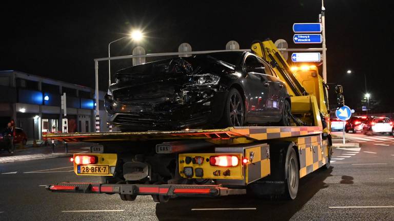 Een auto wordt afgevoerd na een ongeluk op de Crogtdijk in Breda (foto: Perry Roovers/SQ Vision).