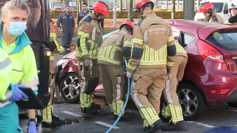 Gewonde bij botsing tussen vrachtwagen en auto in Breda