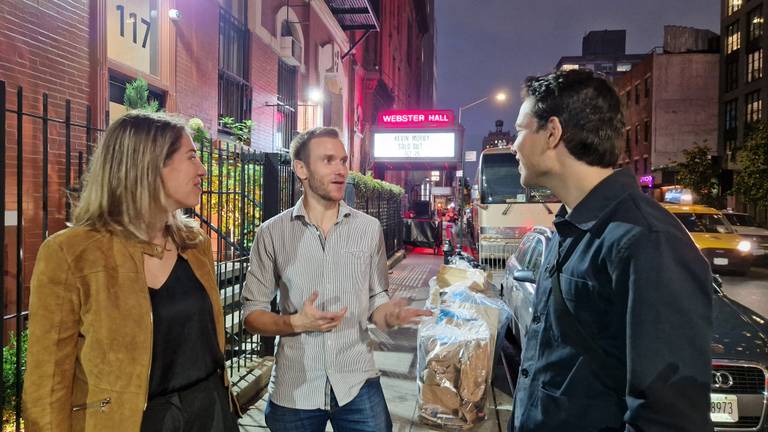 Mirjam, Casper en Cas bij de Webster Hall (foto: Noël van Hooft)