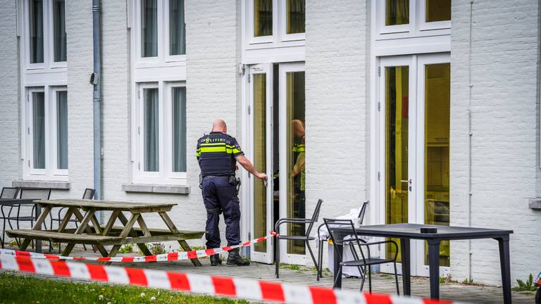 De politie zette het gebouw meteen af.  (foto: SQ Vision).