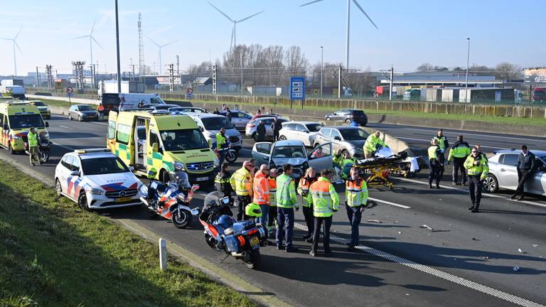 De snelweg is afgesloten, politie en ambulance zijn ingeschakeld (foto: Tom van der Put/SQ Vision).