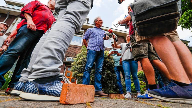 Voorman Edwin Wagensveld van Pegida staat de pers te woord tijdens een demonstratie (foto: Dave Hendriks/ SQ Vision).