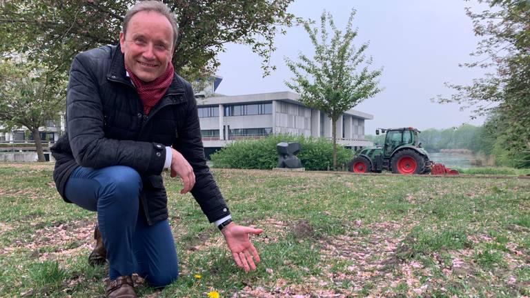 Boeren zaaien nieuw gras in bij provinciehuis: 'We hebben er een rotzooi van gemaakt'