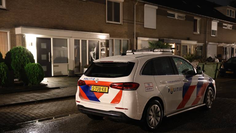 De politie doet onderzoek na de overval aan de Van Limburg Stirumstraat in Veghel (foto: Sander van Gils/SQ Vision).