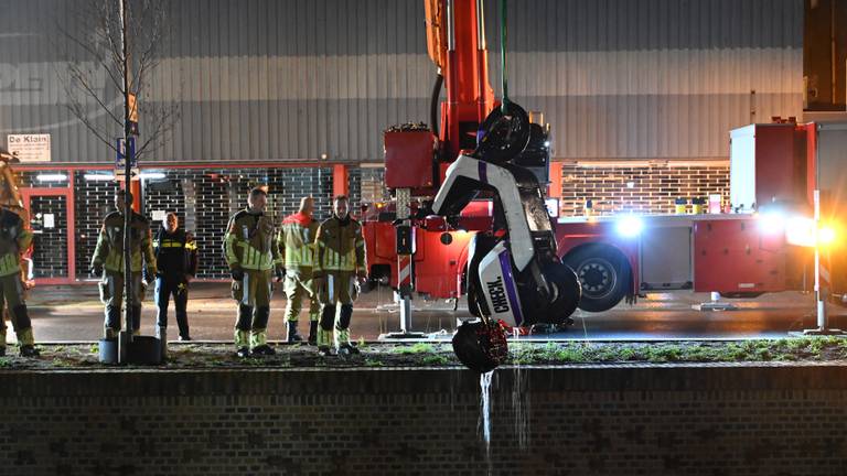 Brandweer vist scooter uit het water in Breda