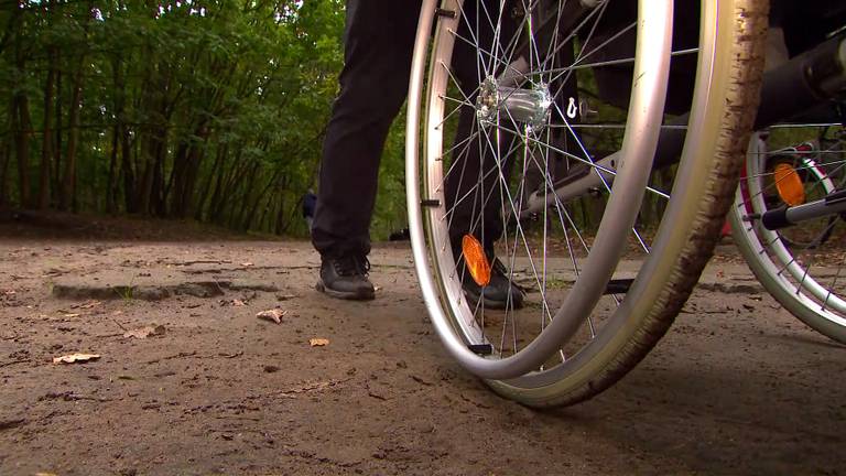 Bejaarde man in rolstoel beroofd van sieraden: 'Striemen staan in zijn nek'