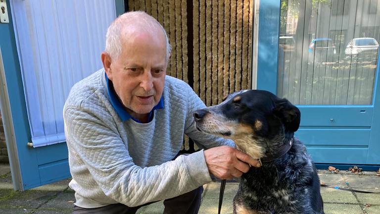 Jo met zijn nieuwe hond Mex (foto: Jo Berman). 