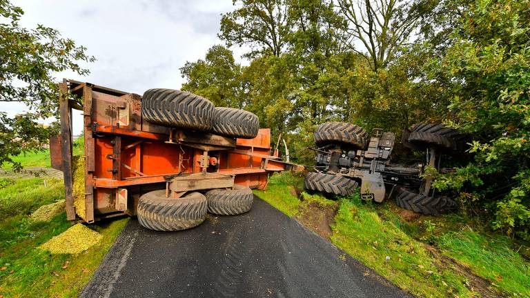 Tractor met maïs botst tegen postbezorger (foto: Rico Vogels/SQ Vision).