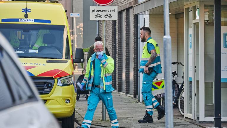 De tandarts werd behandeld door ambulancepersoneel (foto: Tom van der Put, SQ Vision).