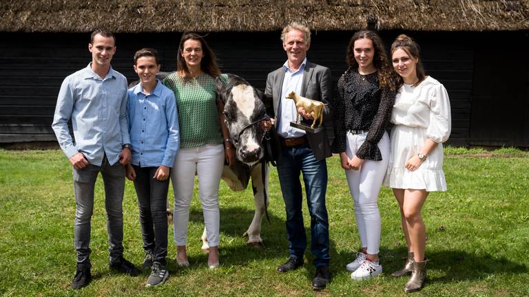 De familie Van Beek met hun topper Nora. (Foto: Cfoto)