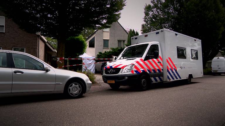 Onderzoek bij het huis van vader en zoon De Vlieger (archieffoto: Raymond Merkx).