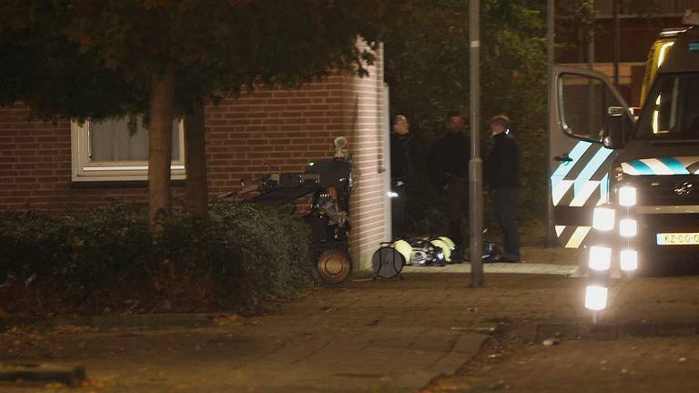 De EOD schakelde een robot in (Foto: Bart Meesters, SQ Vision). 