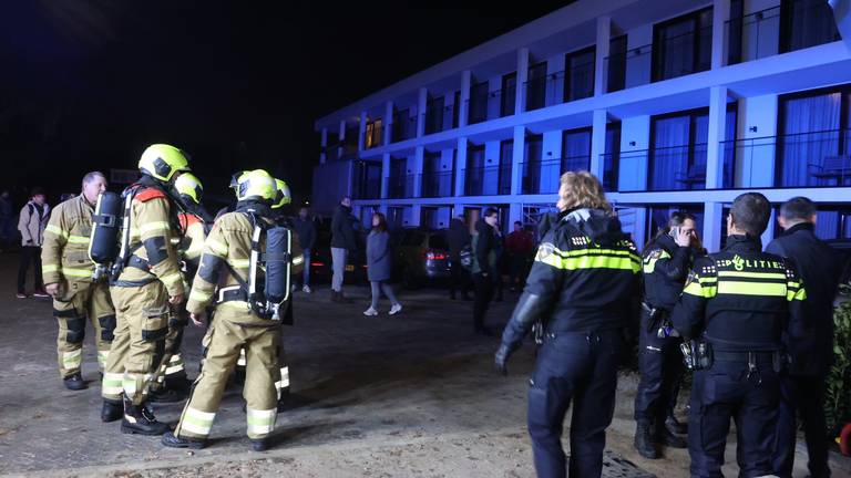 Een deel van de mensen die in het hotel waren, kregen hulp van brandweer en politie (foto: Bart Meesters/Meesters Multi Media/SQ Vision Mediaprodukties).