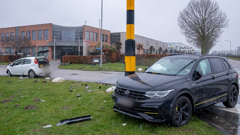 De twee beschadigde auto's (foto: Iwan van Dun/SQ Vision Mediaprodukties).
