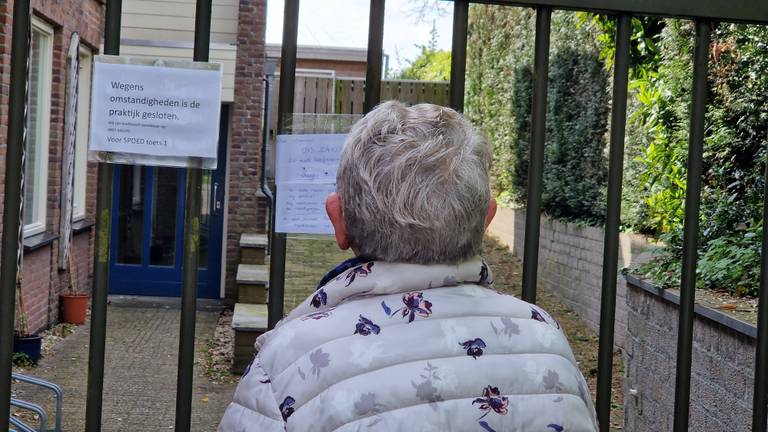 Patiënten staan voor een gesloten deur en worden van het kastje naar de muur gestuurd (Foto: Noël van Hooft). 