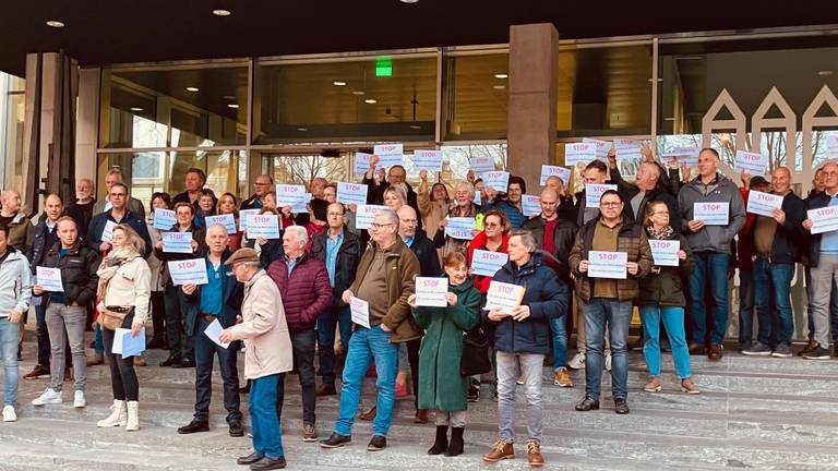 Inwoners van Riel afgelopen maart op de trappen van het Tilburgse gemeentehuis.