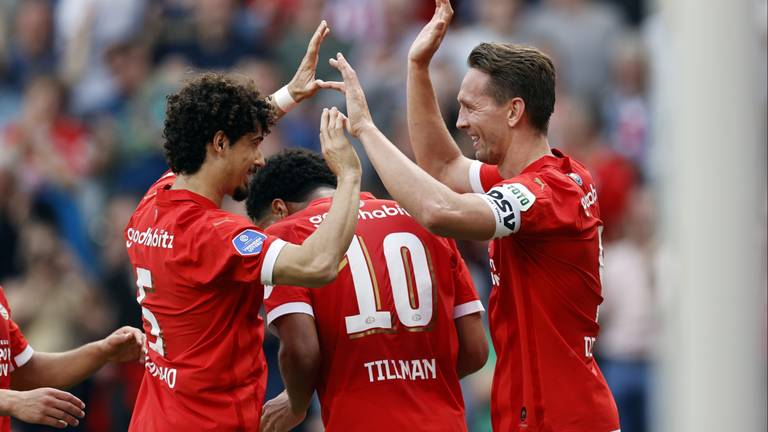 André Ramalho, Milak Tillman en Luuk de Jong vieren een van de zes doelpunten (foto: ANP). 