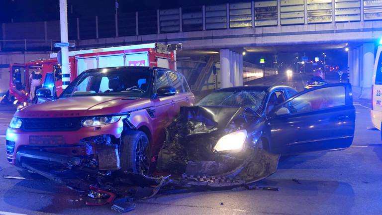 In Deurne botsten deze auto's tegen elkaar (foto: Harrie Grijseels/SQ Vision).